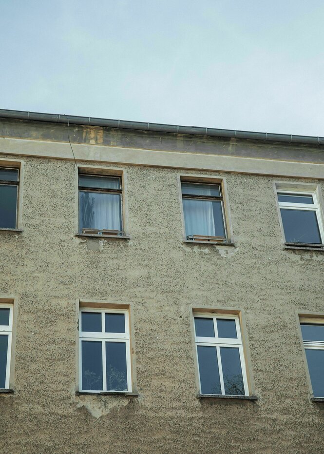 Eine Hausfassade eines Altbaus