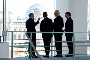 Bundeskanzler Olaf Scholz (L) spricht mit (LtoR) dem britischen Premierminister Keir Starmer, US-Präsident Joe Biden und dem französischen Präsidenten Emmanuel Macron, während sie vor ihrem Vierertreffen im Kanzleramt in Berlin am 18. Oktober 2024 aus ein