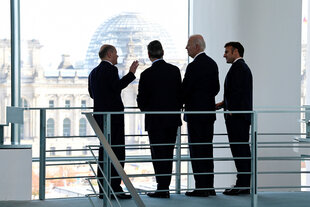 Bundeskanzler Olaf Scholz (L) spricht mit (LtoR) dem britischen Premierminister Keir Starmer, US-Präsident Joe Biden und dem französischen Präsidenten Emmanuel Macron, während sie vor ihrem Vierertreffen im Kanzleramt in Berlin am 18. Oktober 2024 aus einem Fenster mit Blick auf das Reichstagsgebäude schauen