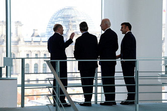 Bundeskanzler Olaf Scholz (L) spricht mit (LtoR) dem britischen Premierminister Keir Starmer, US-Präsident Joe Biden und dem französischen Präsidenten Emmanuel Macron, während sie vor ihrem Vierertreffen im Kanzleramt in Berlin am 18. Oktober 2024 aus einem Fenster mit Blick auf das Reichstagsgebäude schauen