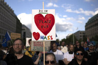 Demonstranten mit einem Schild: Symbol Herz "Kein PLatz für Hass", während einer Demonstration gegen die extreme Rechte und zur Verurteilung von Angriffen auf Politiker und insbesondere gegen Matthias Ecke , Europaparlamentsabgeordneter der Sozialdemokrat