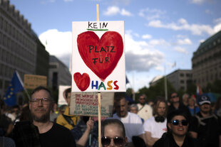 Demonstranten mit einem Schild: Symbol Herz "Kein PLatz für Hass", während einer Demonstration gegen die extreme Rechte und zur Verurteilung von Angriffen auf Politiker und insbesondere gegen Matthias Ecke , Europaparlamentsabgeordneter der Sozialdemokratischen Partei SPD zur Europawahl in Dresden vor dem Brandenburger Tor in Berlin Deutschland