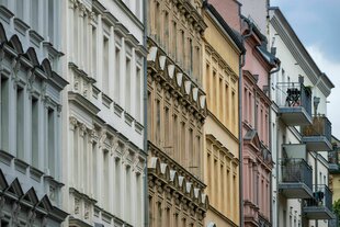 lick auf sanierte Fassaden der Altbauwohnungen im Berliner Bezirk Prenzlauer Berg