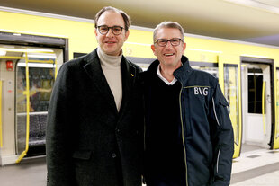 Henrik Falk und Rolf Erfurt in einem U-Bahnhof