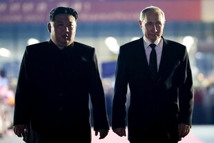 Auf diesem von der staatlichen Nachrichtenagentur Sputnik via AP veröffentlichten Foto steht Kim Jong Un (l), Oberster Führer von Nordkorea, während der Abreisezeremonie neben Russlands Präsident Wladimir Putin auf einem internationalen Flughafen außerhalb von Pjöngjang