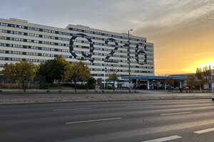 Plattenbau mit Aufschrift 