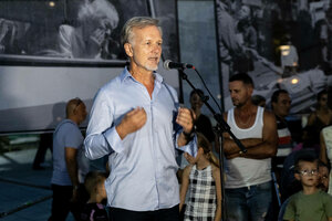 Paul Lowe vor seiner Ausstellung im Rahmen der ersten Ausgabe des Fotoist Festival in Pristina, Kosovo, am 25. August 2023