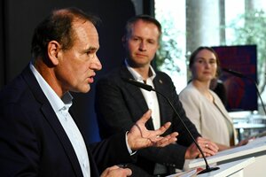 Tilo Kummer (l-r, BSW), Andreas Bühl (CDU), und Katharina Schenk (SPD) stehen nebeneinander während einer Pressekonferenz zu den Ergebnissen der Sondierungsgespräche zwischen CDU, BSW und SPD in der Erfurter Zentralheize