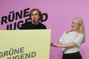 Jakob Blasel und Jette Nietzard, beide neugewählte Bundesvorsitzende der Grünen Jugend, stehen beim Bundeskongress der Jugendorganisation von Bündnis 90/Die Grünen auf der Bühne.