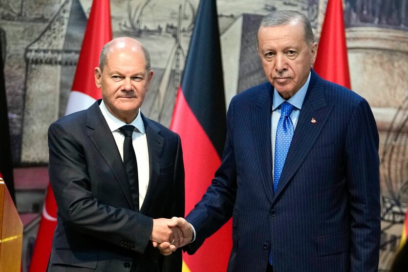 Bundeskanzler Olaf Scholz (l) und Recep Tayyip Erdogan, Präsident der Türkei