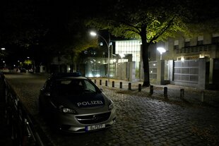 Ein Fahrzeug der Polizei steht am Abend vor der Botschaft des Staates Israel in Berlin