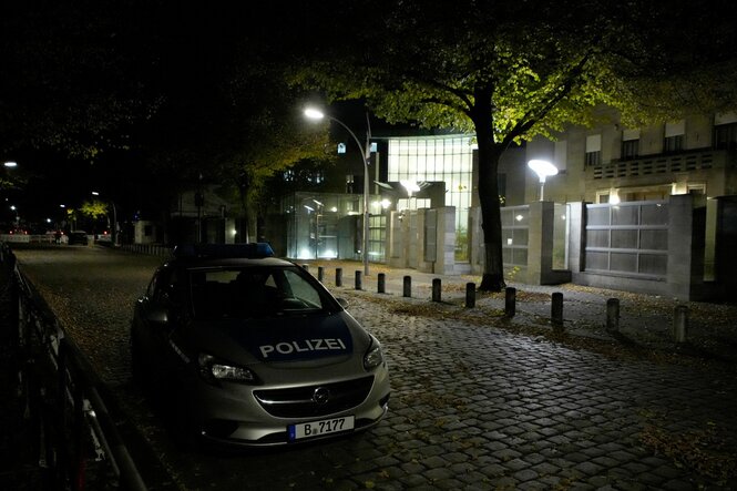 Ein Fahrzeug der Polizei steht am Abend vor der Botschaft des Staates Israel in Berlin