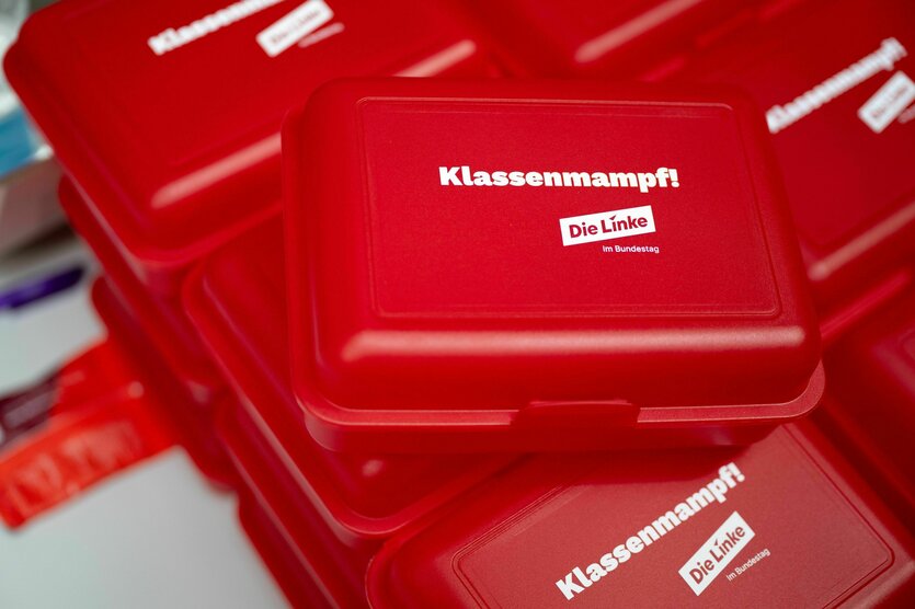 Eine rote Tupperware mit der Aufschrift "Klassenmampf" und Logo der Linken