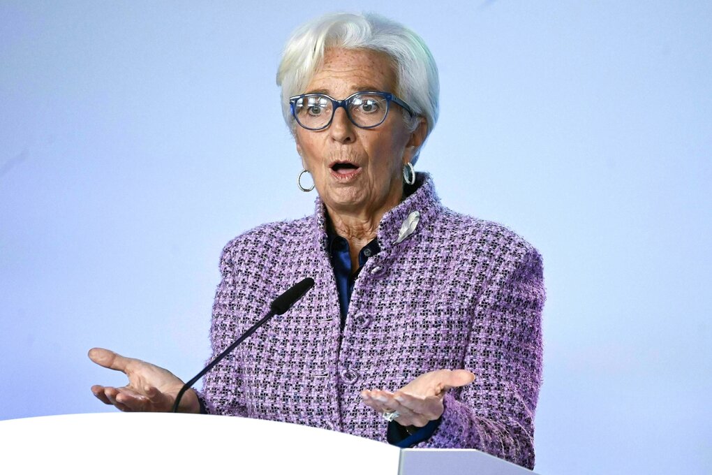 Christine Lagarde gestikuliert beim Sprechen mit den Händen