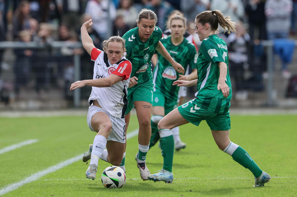 Die Frankfurterin Lisanne Gräwe wird von drei Werder-Spielerinnen umstellt