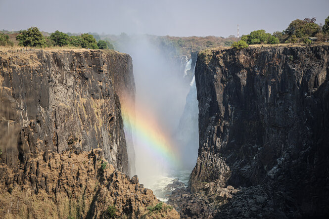 Regenbogen zwischen Wasserfällen