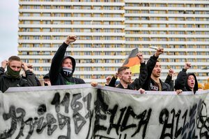 Nazis marschieren durch MArzahn Hellersdorf.