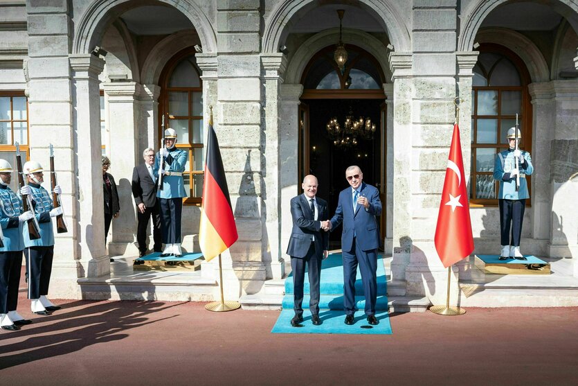 Bundeskanzler Olaf Scholz (SPD) und der türkische Präsident Recep Tayyip Erdogan zu Beginn ihres Treffens in Istanbul.