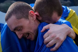 Ein ukrainischer Soldat umarmt seinen Kameraden bei einem Gefangenenaustausch in der Region Sumy