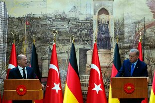 Scholz und Erdogan vor vielen deutschen und türkischen Flaggen bei einer Pressekonferenz