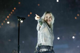 Emily Armstrong performt auf einer Bühne