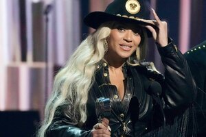 Die Sängerin Beyoncé greift mit einer Hand ihren Hut während sie sich für einen Award bedankt