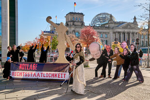 Menschenrechtsaktivisten protestieren gegen das "Sicherheitspaket" der Bundesregierung