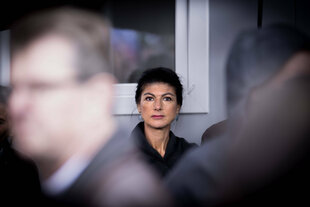 Wagenknecht schaut ernst