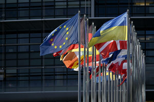 EU-Flaggen und Flaggen der Mitgliedsstaaten wehen vor dem EU-Parlament in Straßburg