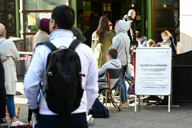 Menschen stehen vor der Stuttgarter Ausländerbehörde Schlange