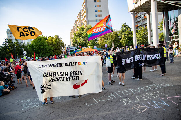 Demonstration auf einem Platz, auf den Bannern steht „Lichtenberg bleibt bunt, gemeinsam gegen rechte Hetze“