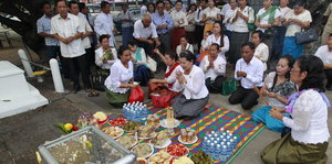 Menschen beten in Kambodscha