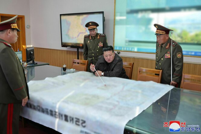 Auf dem von der staatlichen nordkoreanischen Nachrichtenagentur Korean Central News Agency (KCNA) zur Verfügung gestellten Foto spricht Kim Jong Un mit Offizieren und beugt sich über einen Kartentisch