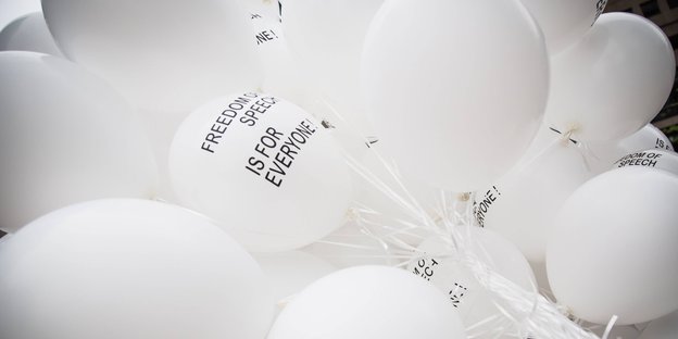 Weiße Luftballons, teilweise mit englischer Aufschrift