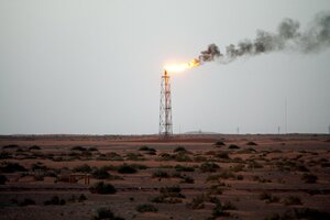 Eine Gasfackel brennt in der Wüste Saudi Arabien.