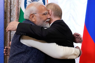 Putin und Indiens Ministerpräsident Modi umarmen sich, hach