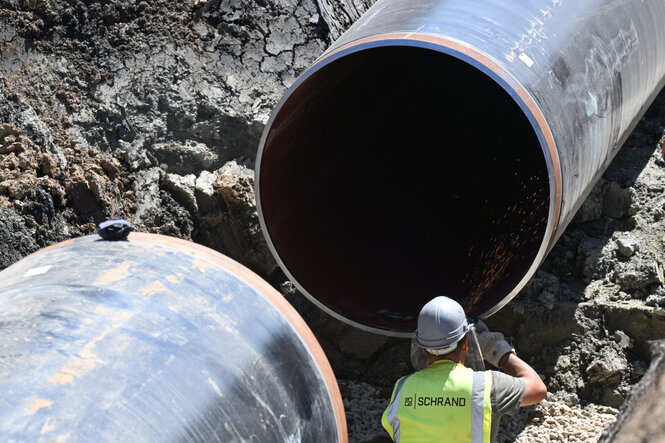 Auf einer Baustelle für eine neue Pipeline für Gas und Wasserstoff werden Rohre verlegt