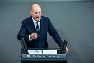 Bundeskanzler Olaf Scholz (SPD), spricht bei einer Regierungserklärung zum EU-Gipfel im Bundestag