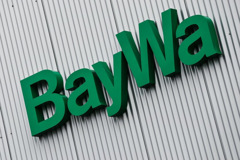 Das Baywa-Logo hängt an einer Hauswand.