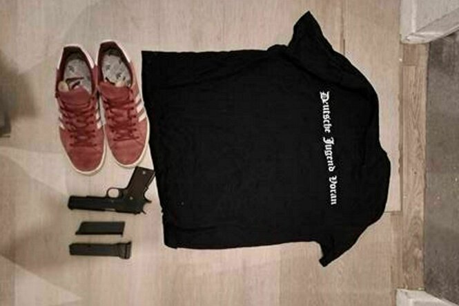 Ein T-Shirt, Turnschuhe, eine Pistole und Munition