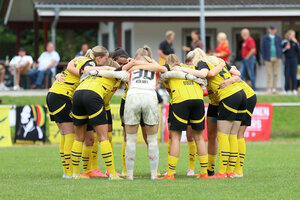 Fußballerinnen bilden vor dem Anpfiff einen Kreis