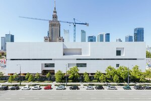 Das moderne Gebäude des Museums für Gegenwartskunst in Warschau vor der Silhouette der Stadt