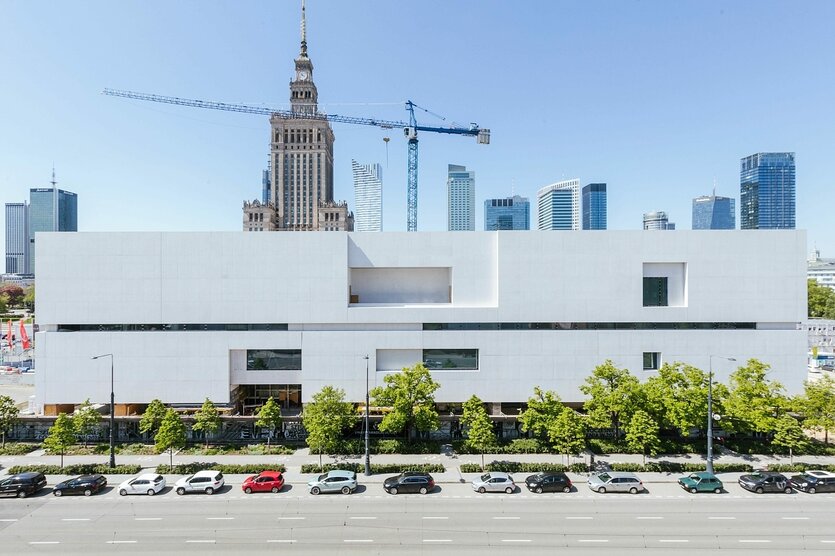 Das moderne Gebäude des Museums für Gegenwartskunst in Warschau vor der Silhouette der Stadt