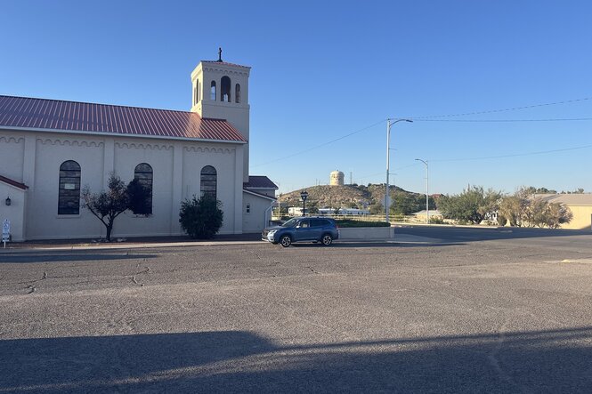 Eine Kirche an einer leeren Autostraße