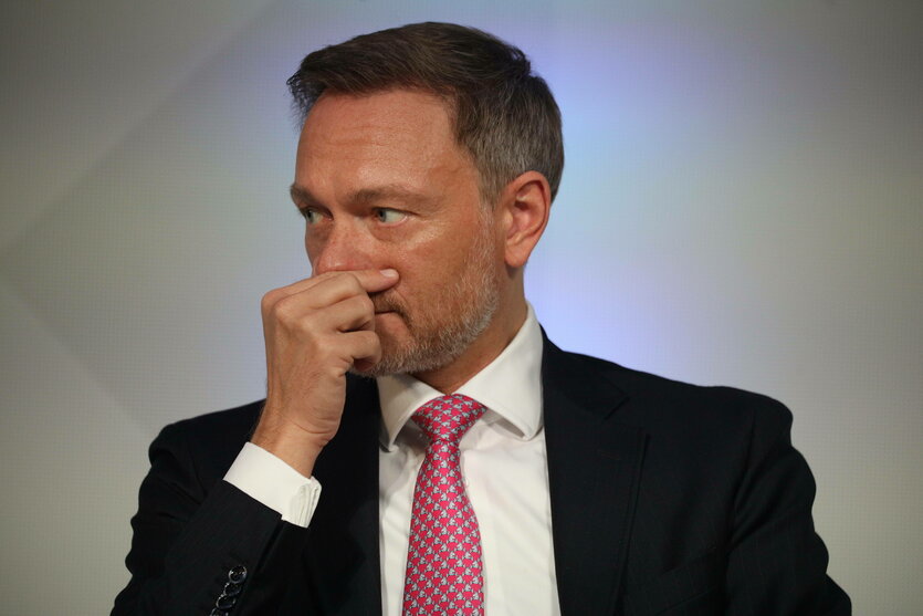 Christian Lindner greift sich an die Nase