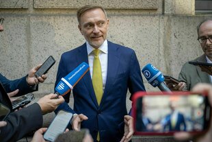 Christian Lindner spricht vor einem Gebäude mit der Presse