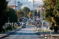 Rauch steigt in einer Strassenflucht auf