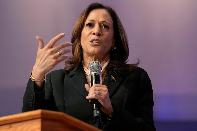 Kamala Harris spricht an einem Redepult