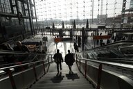 Reisende auf einer Treppe im Berliner Hauptbahnhof