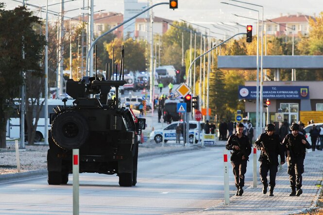 Drei schwer bewaffnete türkische Polizisten und ein Panzer am Mittwoch vor dem Rüstungskonzern Tusas, der das Ziel des Terroranschlags war